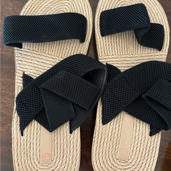 Light weight small wedge straps sandals taupe and black 2 pair size 41/8 - Picture 4 of 6